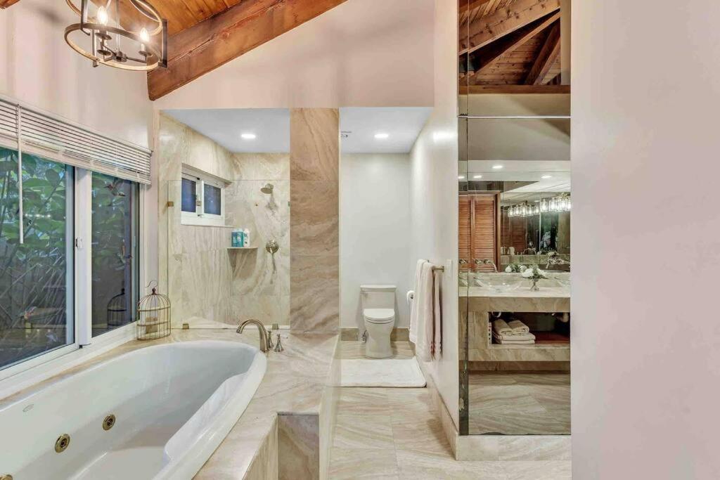 Villa Rare Hidden Getaway Heated Pool 1.5 Acres! Sleeps 16 Fort Lauderdale Exterior foto