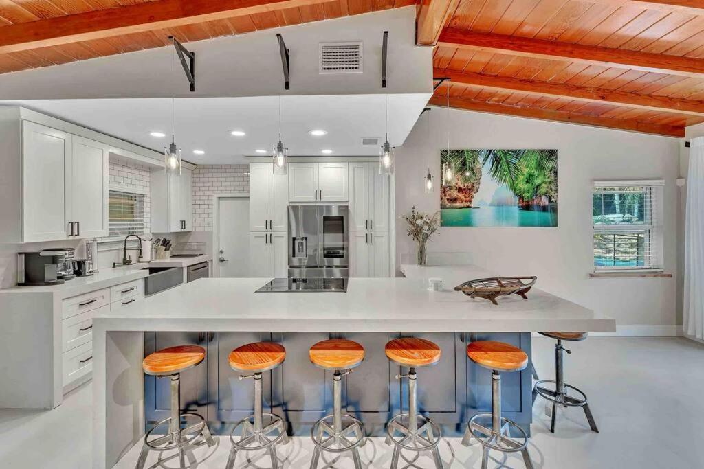 Villa Rare Hidden Getaway Heated Pool 1.5 Acres! Sleeps 16 Fort Lauderdale Exterior foto