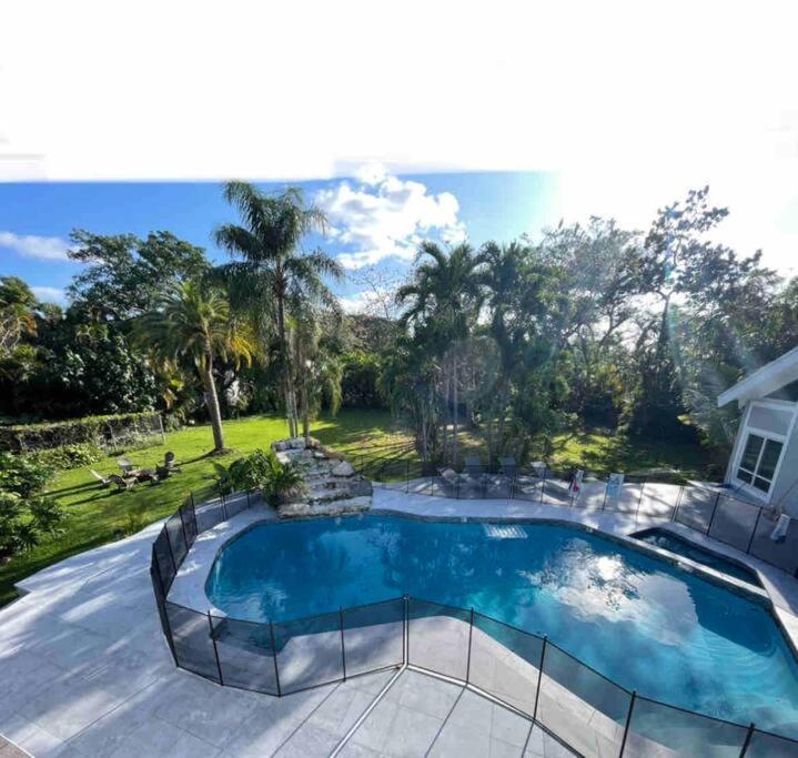 Villa Rare Hidden Getaway Heated Pool 1.5 Acres! Sleeps 16 Fort Lauderdale Exterior foto