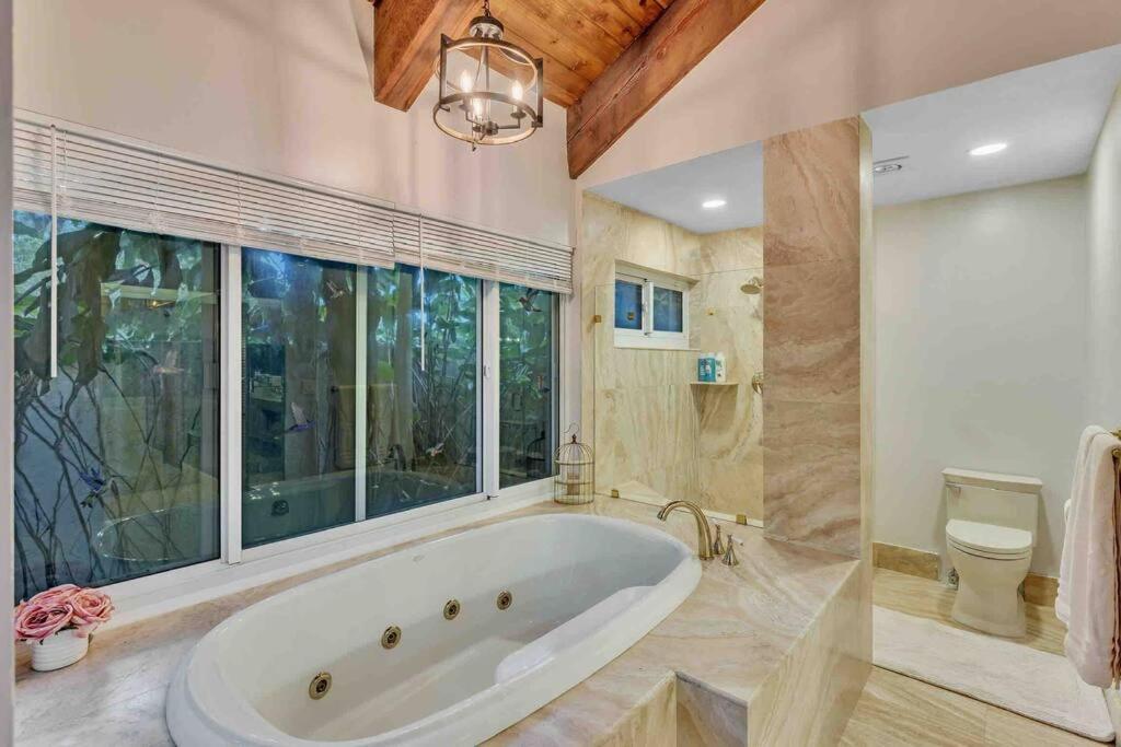 Villa Rare Hidden Getaway Heated Pool 1.5 Acres! Sleeps 16 Fort Lauderdale Exterior foto