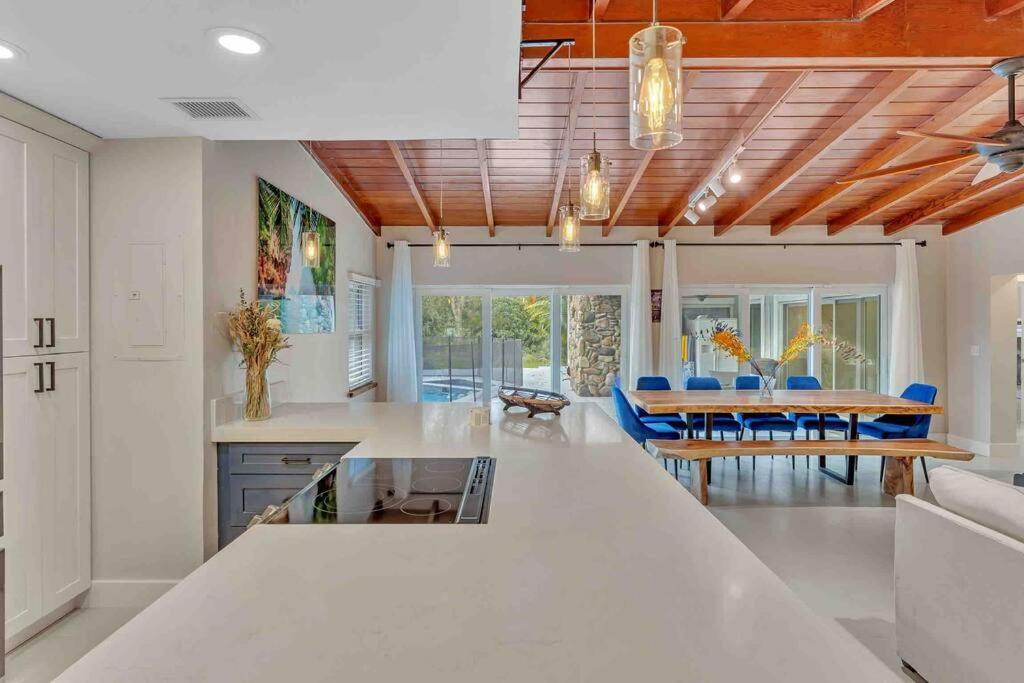 Villa Rare Hidden Getaway Heated Pool 1.5 Acres! Sleeps 16 Fort Lauderdale Exterior foto